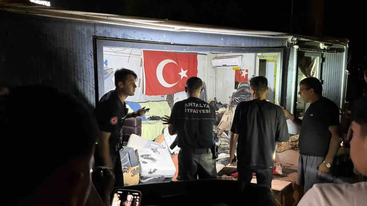 D-400'de kaza: motor barakaya savruldu, sürücü ağır yaralandı