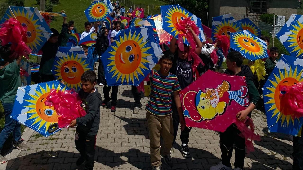 Dağdibi'de Uçurtma Şenliği: Okul, Aile ve Öğretmen İşbirliğiyle Festival Havası