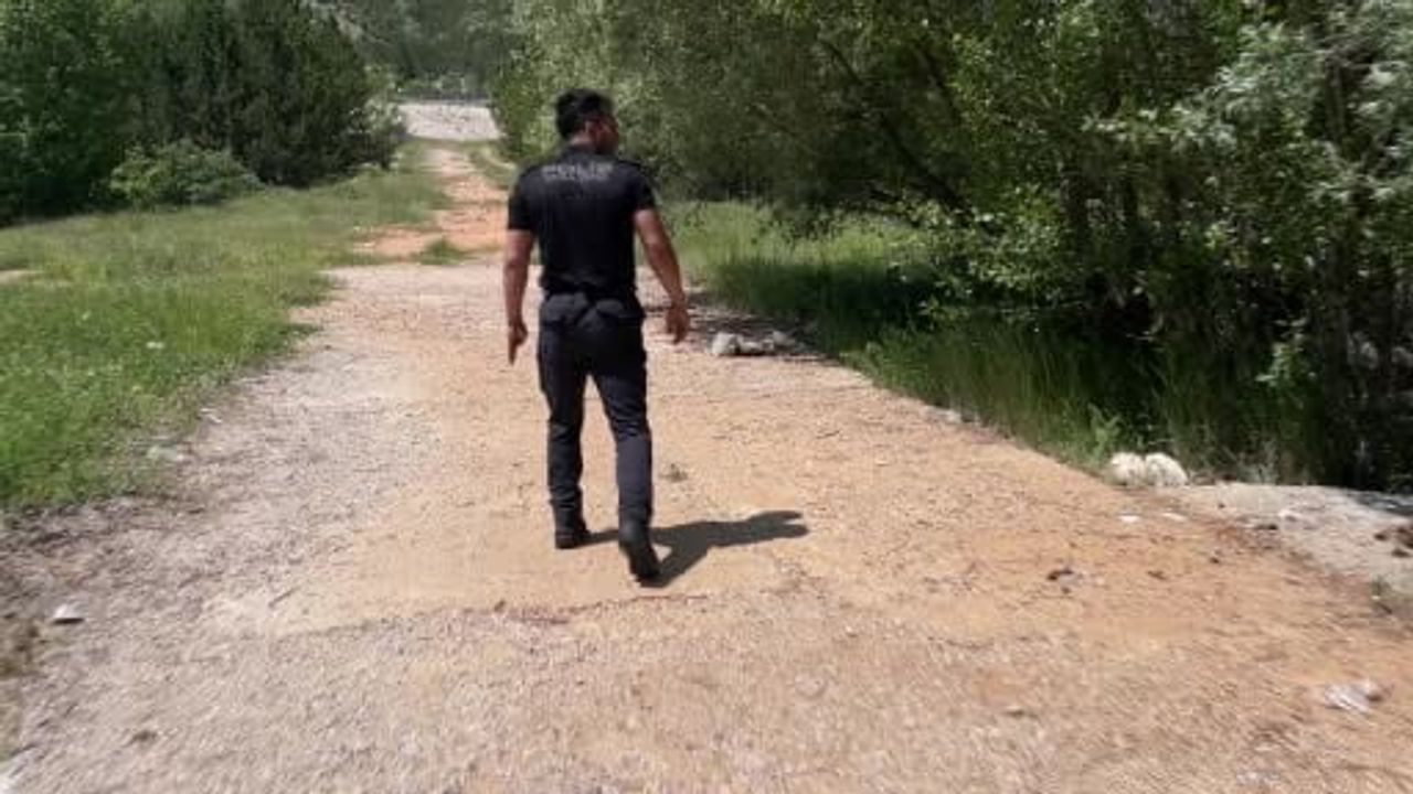 Dalgıç polislerden çevreye örnek davranış