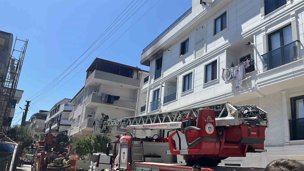 Darıca'da 4. kattaki yangında hamile anne ve iki çocuğu itfaiye tarafından kurtarıldı