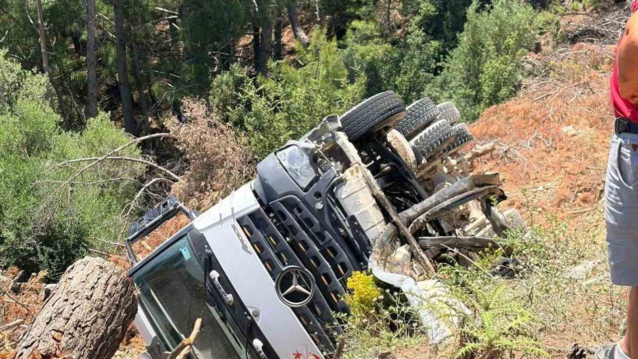 Datça'da kamyon uçuruma yuvarlandı: Sürücü hafif yaralandı