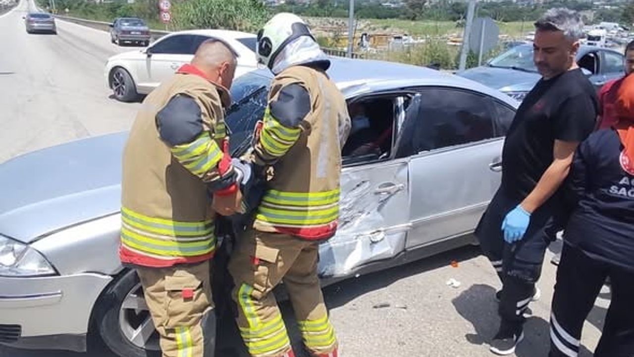 Defne’de kamyonla çarpışan otomobilin sürücüsü yaralandı