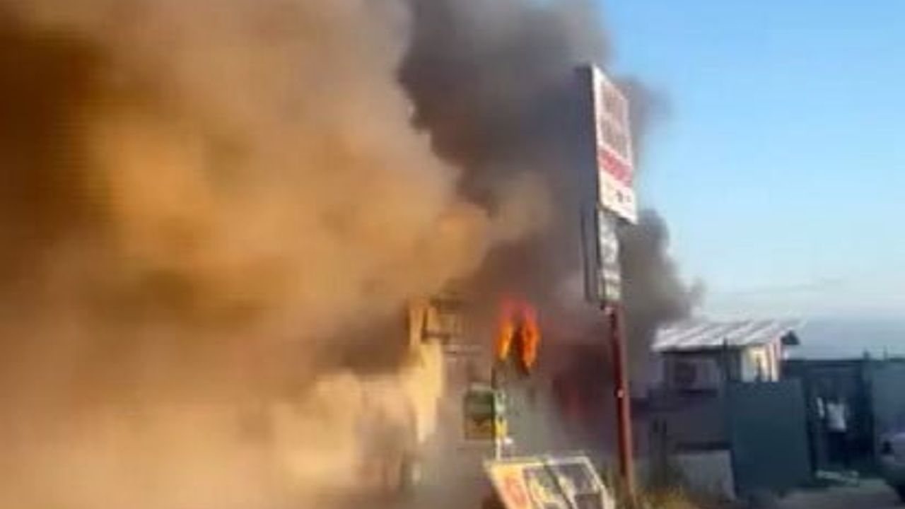 Defne'de konteyner iş yeri alevlere teslim oldu; esnaf yüz ve vücut yanıklarıyla hastaneye kaldırıldı