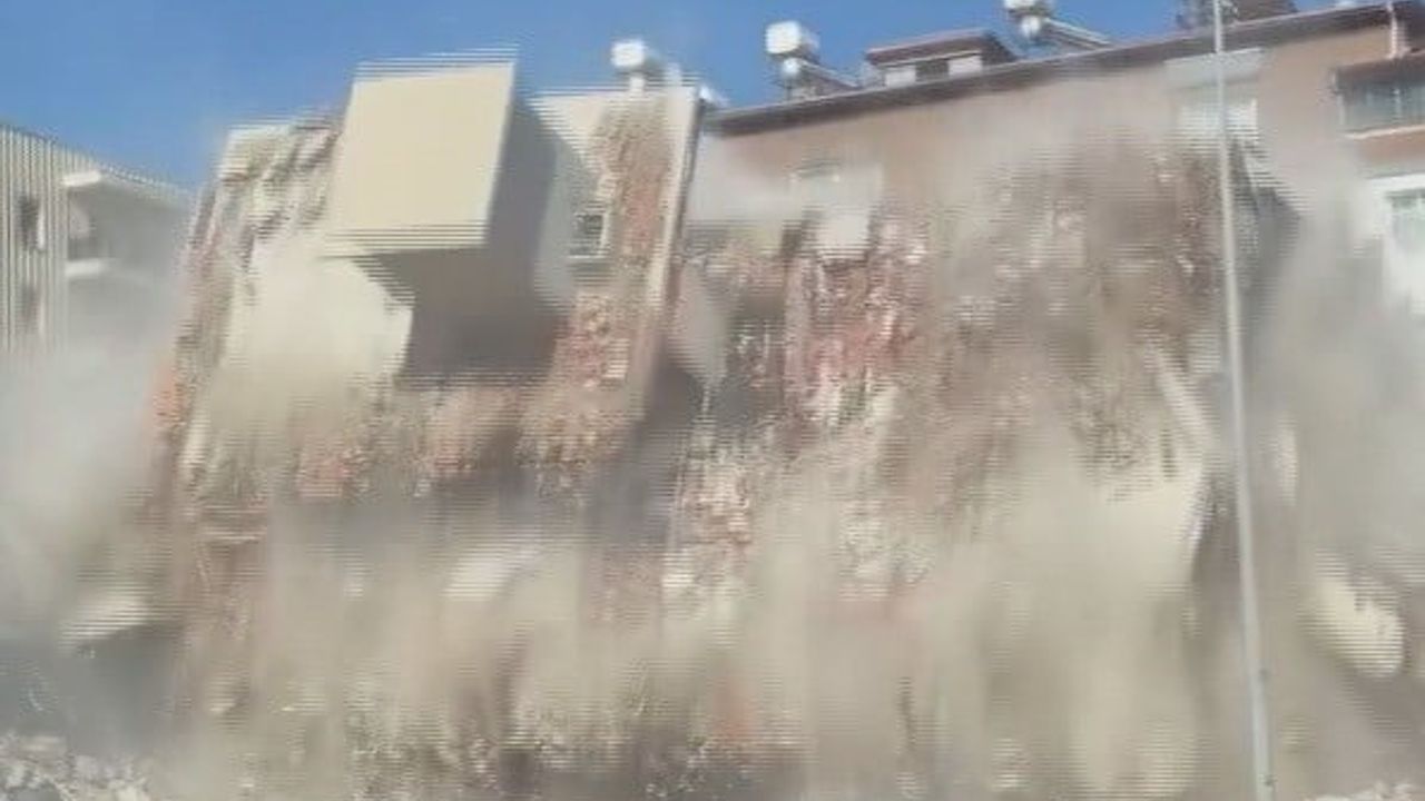 Defne'de mahkeme kararıyla ağır hasarlı 6 katlı bina kontrollü biçimde yıkıldı