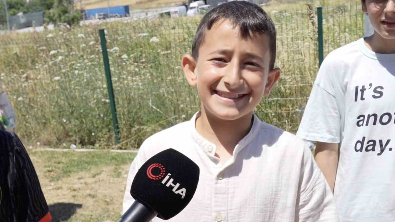 Deliklikaya'da karne geleneği muhtarlık önünde hediyeye dönüştü