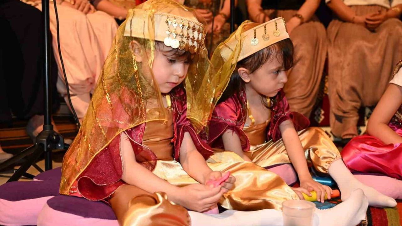 Demirci'de Türk Halk Müziği Korosu Konseri: Kaymakam ve Belediye Başkanı Sahnede Halkla Birlikte Söyledi
