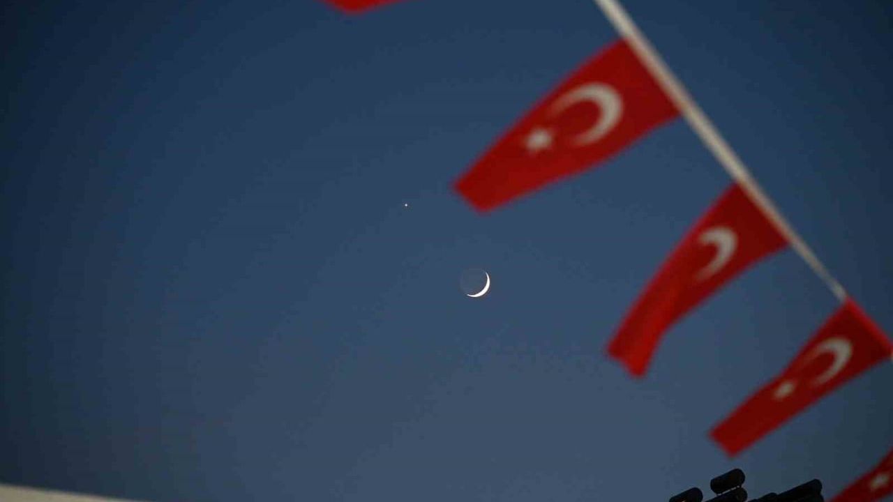 Demirci semalarında hilal ve Venüs yan yana