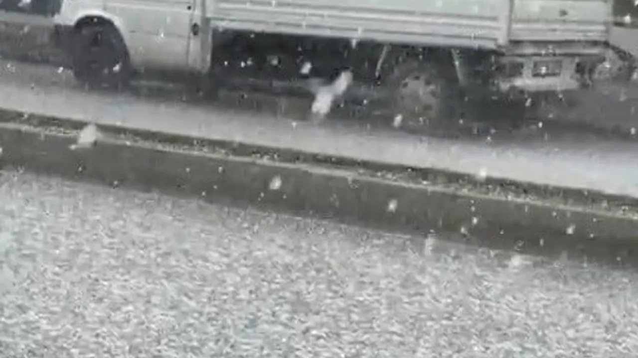 Demirözü'nde Öğleden Sonra Dolu Yağışı Etkili Oldu