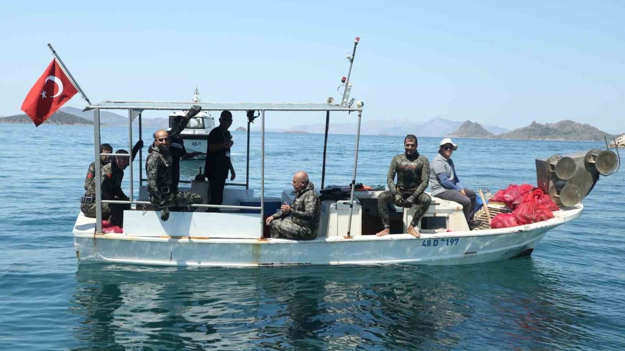 Deniz dibi temizliği Turgutreis'te yapıldı