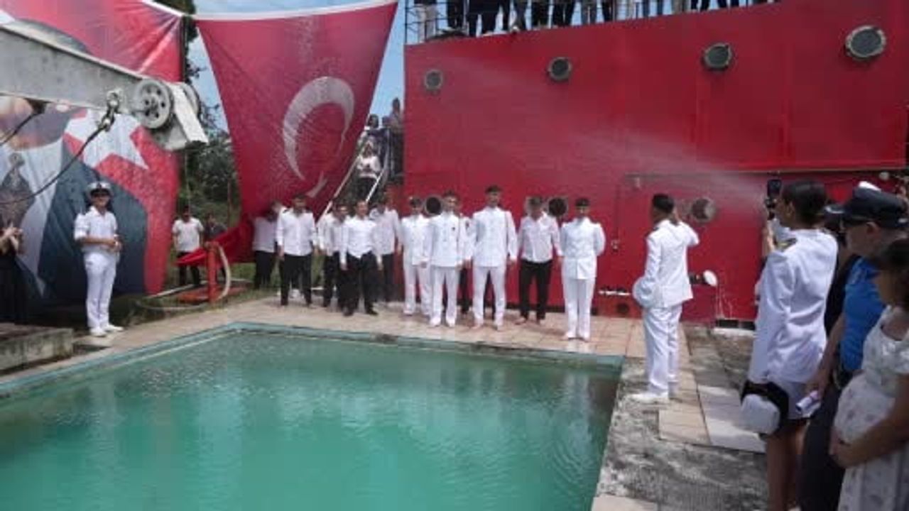 Denizci öğrenciler mezuniyeti havuza atlayarak kutladı
