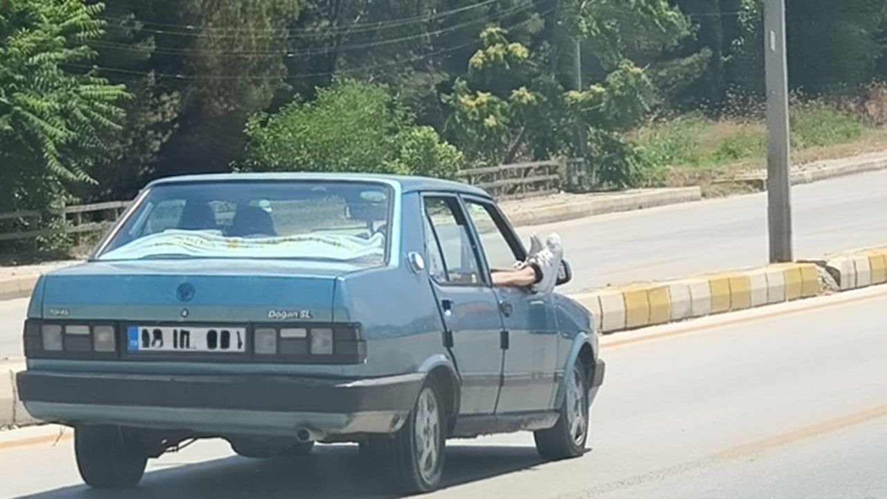 Denizli-Ankara yolunda Tofaş'taki yolcunun camdan ayak çıkarması trafiği riske attı