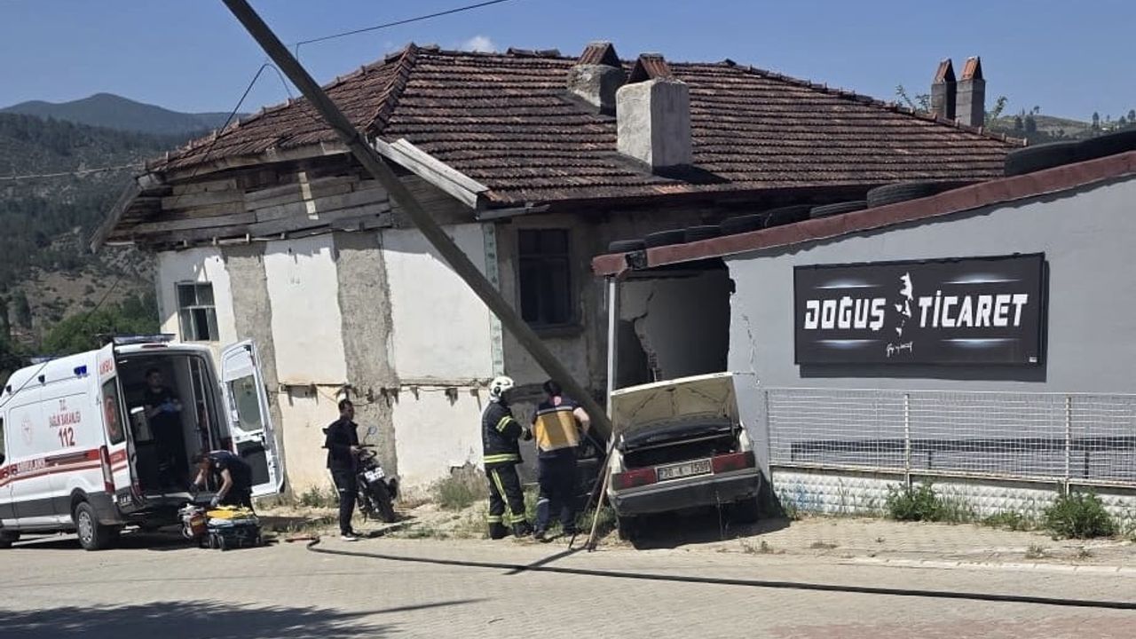 Denizli Beyağaç'ta depo duvarına çarpan otomobilde yaşlı çift yaşamını yitirdi