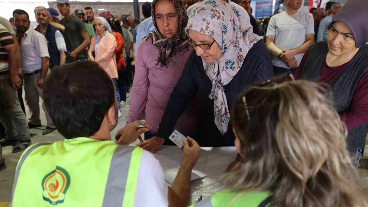 Denizli Büyükşehir 6 bin 317 yetiştiriciye yem desteği sağladı
