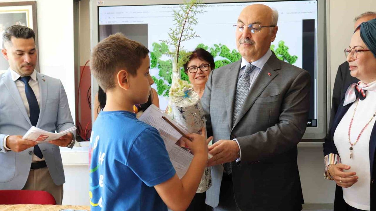 Denizli’de 180 bin öğrenci karne sevinci yaşadı