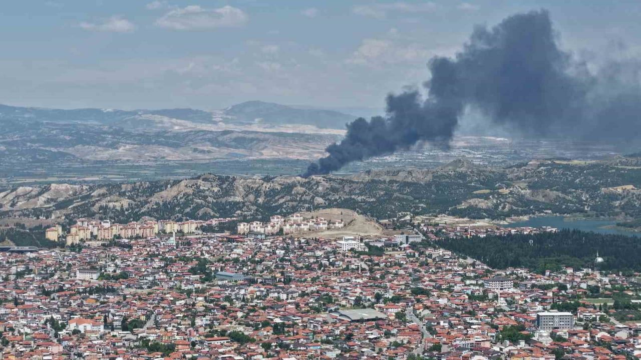 Denizli'de kauçuk deposunda yangın; Pamukkale Akhan Mahallesi'nde müdahale sürüyor