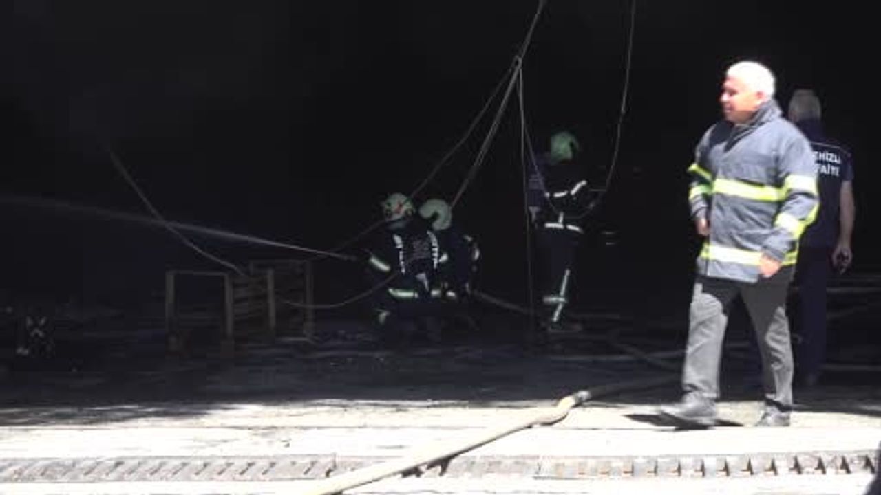 Denizli'de kauçuk deposunda yangın — Pamukkale Akhan Mahallesi'nde müdahale sürüyor