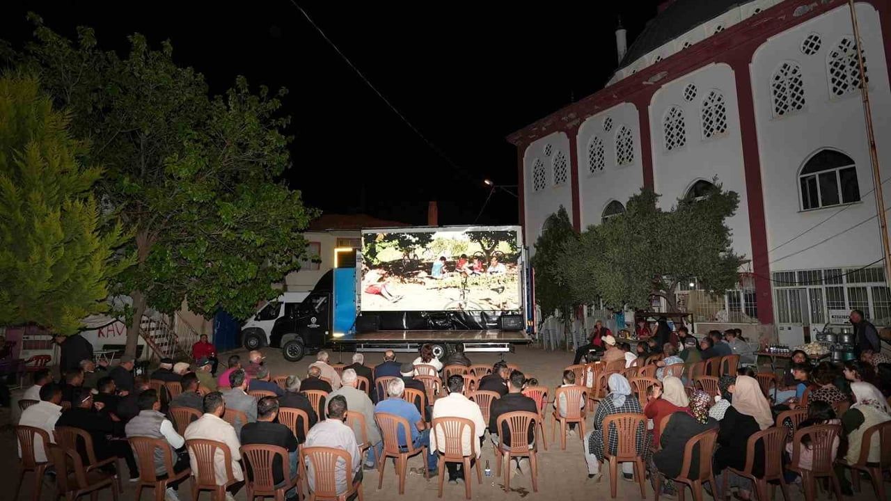 Denizli'de 'Köyümde Sinema Günleri' köy meydanlarına nostalji taşıyor