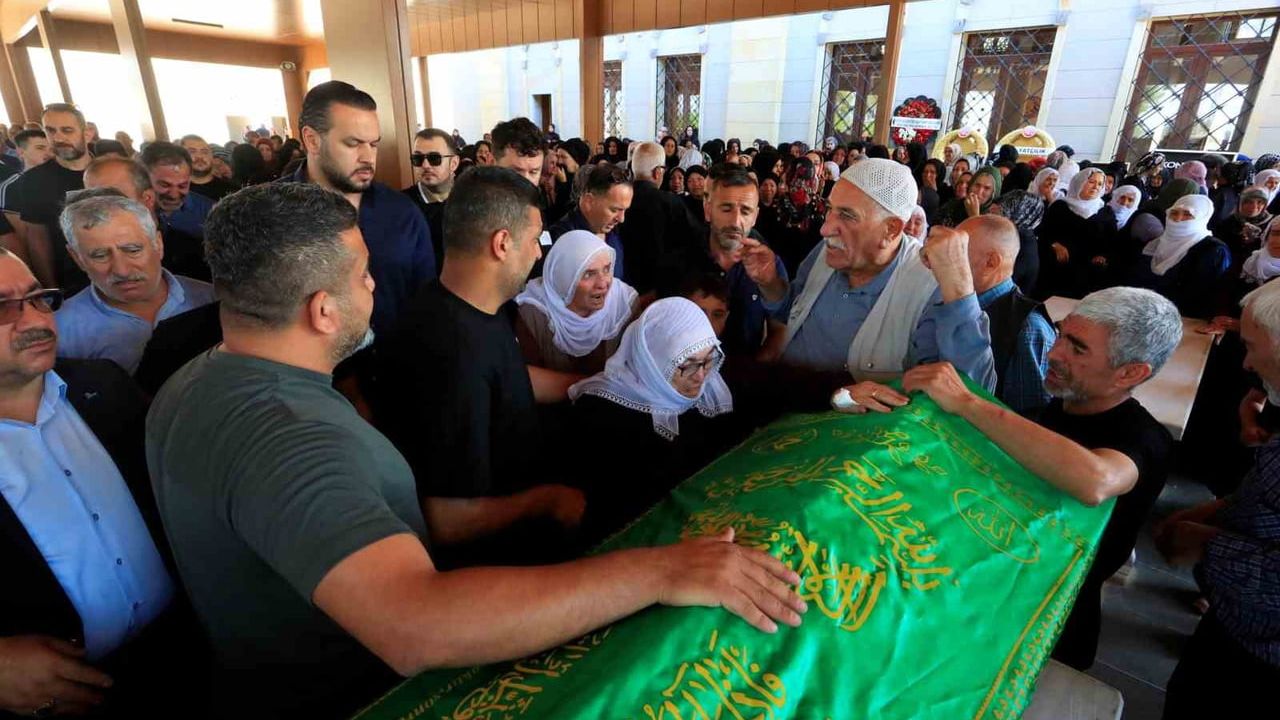 Denizli'deki otobüs yangınında hayatını kaybeden baba ve 9 aylık oğlu Antalya'da yan yana defnedildi