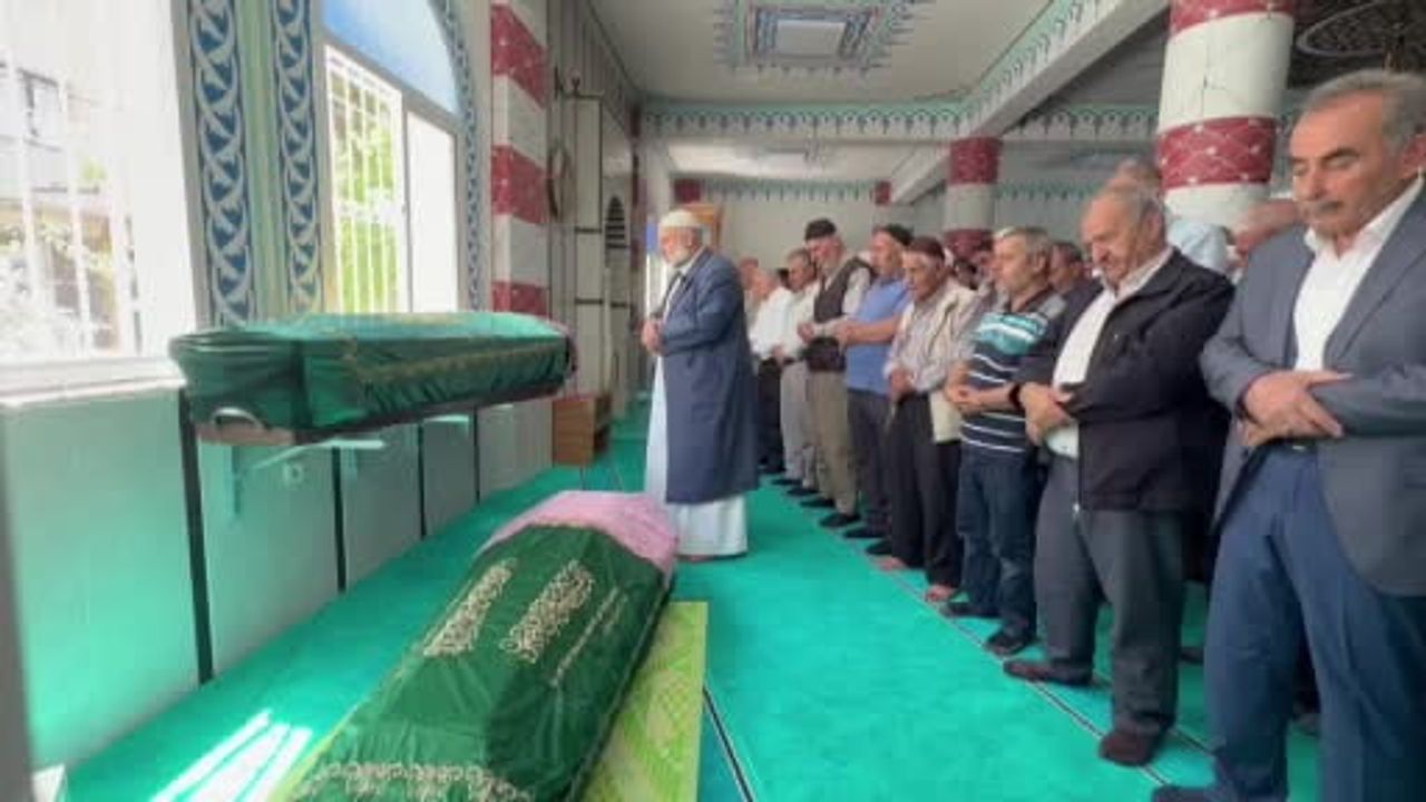 Denizli otobüs kazasında yaşamını yitiren anne ve kızı İzmir’de toprağa verildi