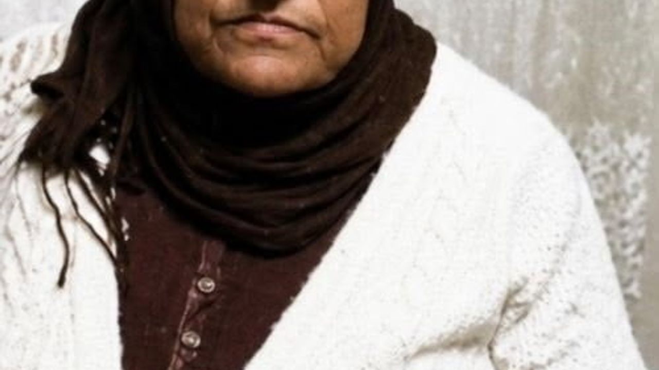 Denizli otobüs kazasında yaşamını yitiren anne ve kızı İzmir'de toprağa verildi