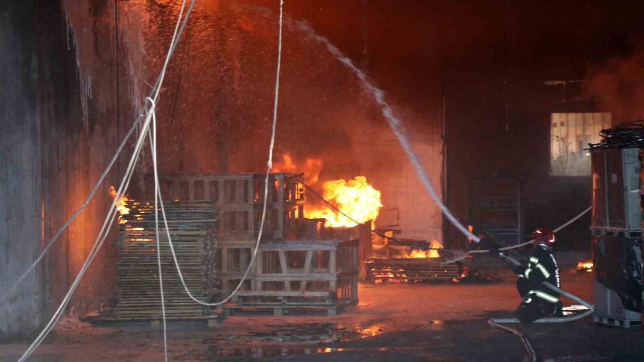 Denizli Pamukkale'de kauçuk fabrikası yangını: İtfaiye köpükle müdahale ediyor