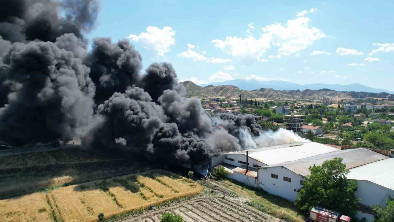 Denizli Pamukkale'de kauçuk fabrikasında yangın; dron görüntüleri kara dumanı ortaya koydu