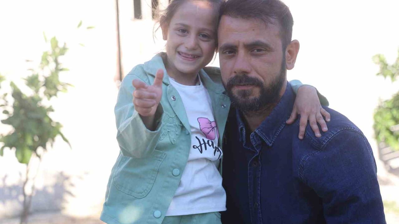 Depremde ailesini kaybeden Zeynep amcasına 'baba', yengesine 'anne' diyerek hayata tutundu