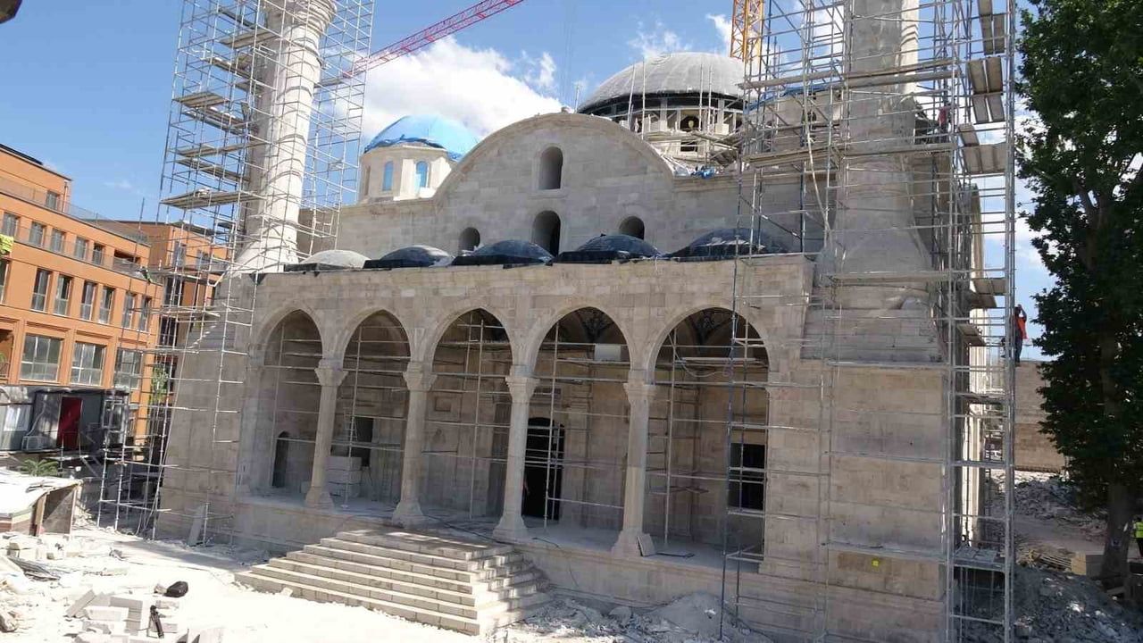 Depremde yıkılan Malatya’nın simgesi Yeni Cami’de restorasyonda sona yaklaşıldı
