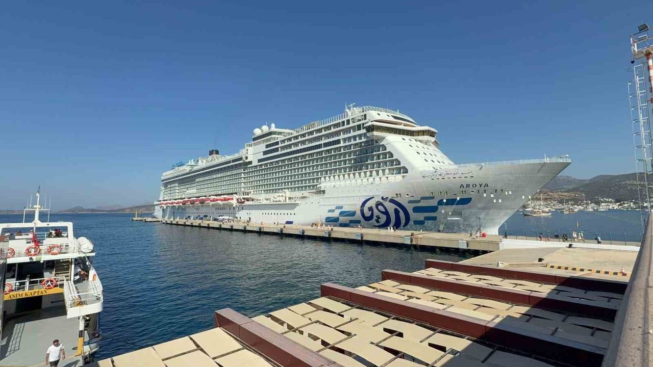 Dev kruvaziyer gemisi 'Aroya' yeniden Bodrum'a geldi