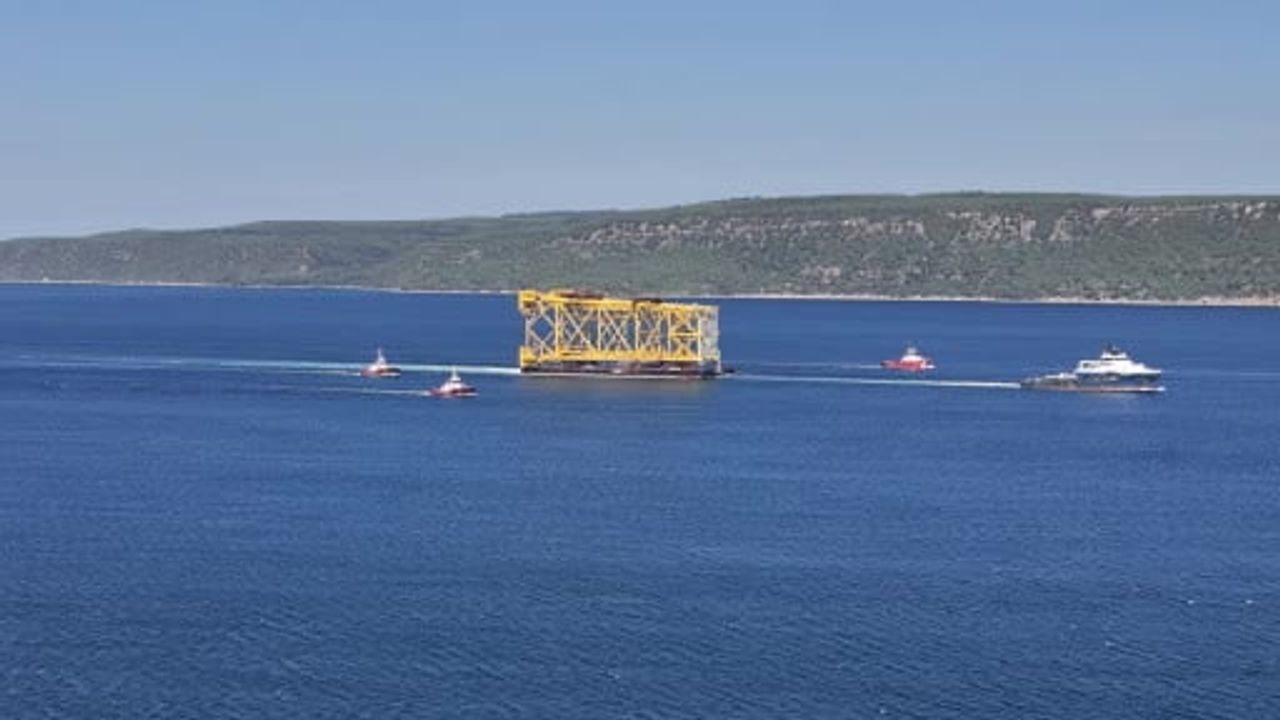 Dev sondaj platformu iskelesi Çanakkale Boğazı'ndan geçiyor