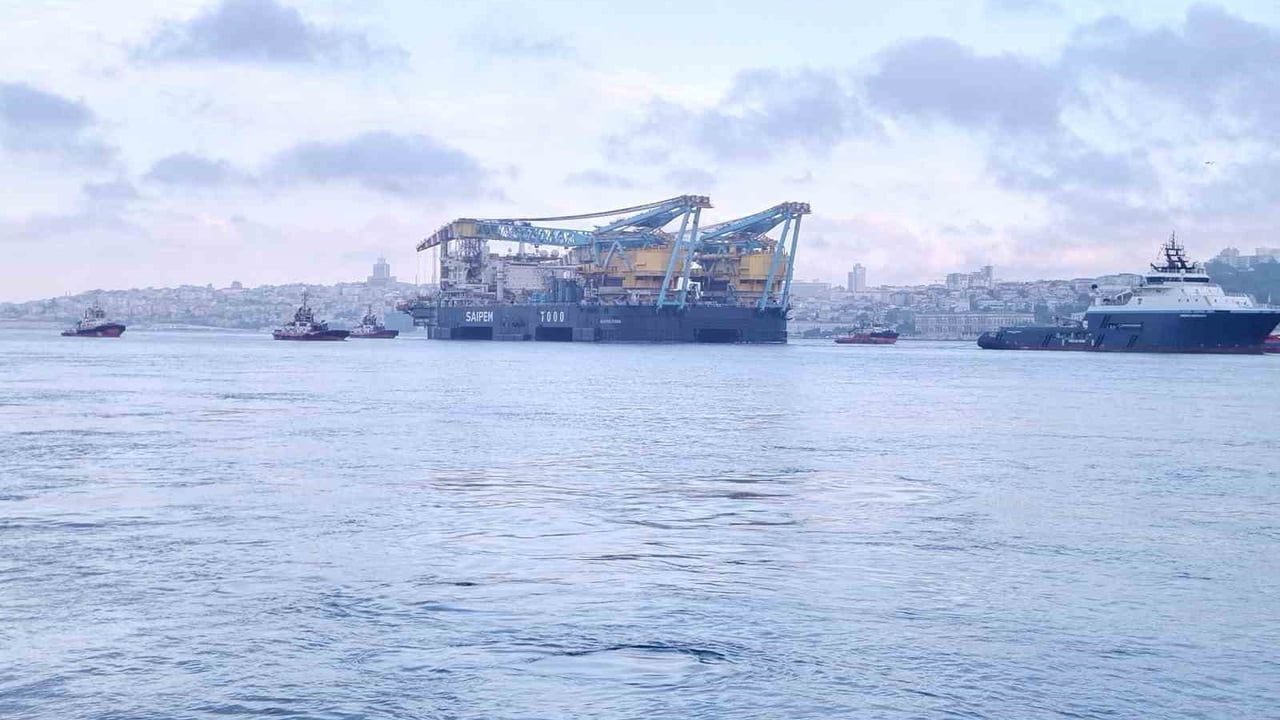 Dev vinç gemisi 'Saipem 7000' İstanbul Boğazı'ndan geçiyor