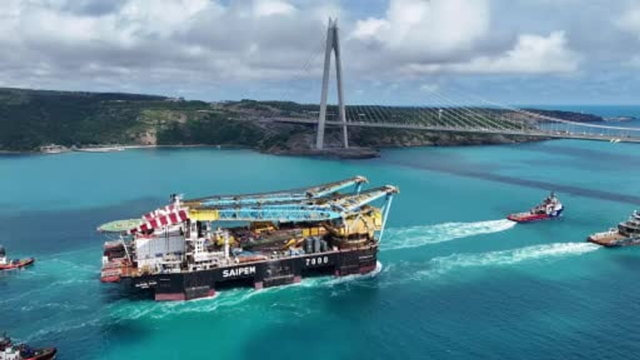 Dev vinç gemisi Saipem 7000 İstanbul Boğazı'ndan geçti