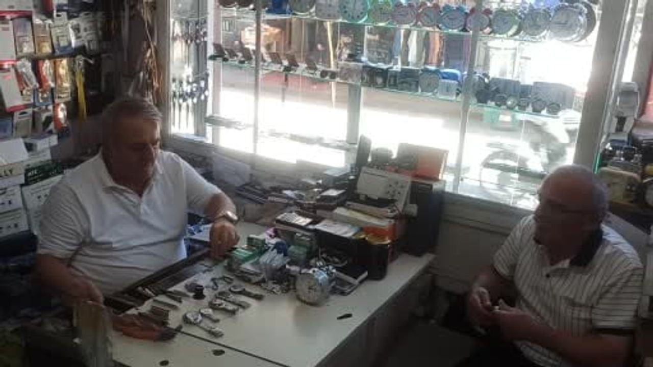 Devrek'te 52 yıllık saat tamircisi teknolojiye rağmen mesleğini sürdürüyor