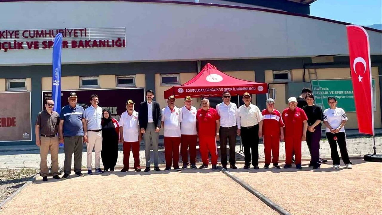 Devrek'te Bocce Turnuvası: Kıbrıs Gazileri ile Huzurevi Sakinleri Bir Araya Geldi