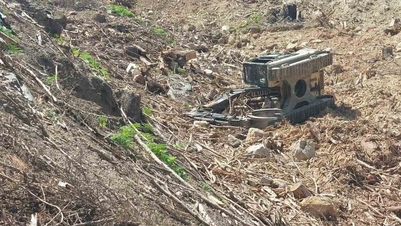 Devrilen iş makinesinin altında kalan operatör hayatını kaybetti