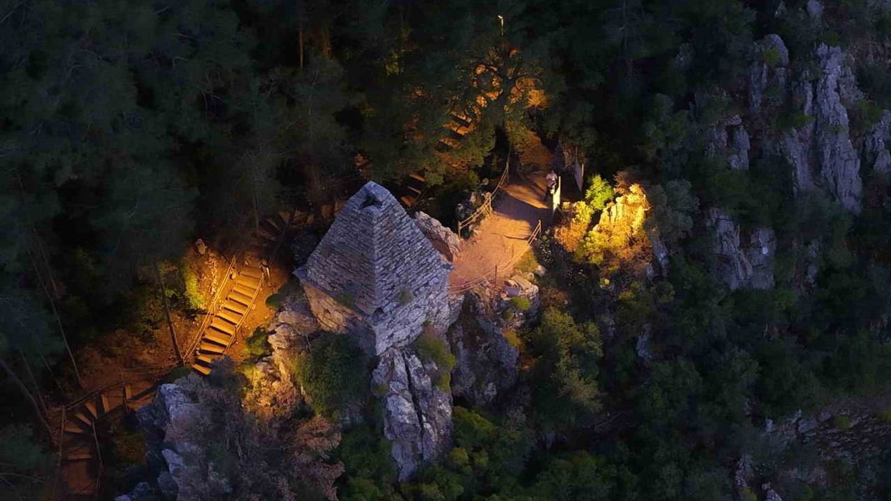 Diagoras’ın Piramit Mezarı, Marmaris Turgut’ta gece aydınlatmasıyla yeni görünüm kazandı
