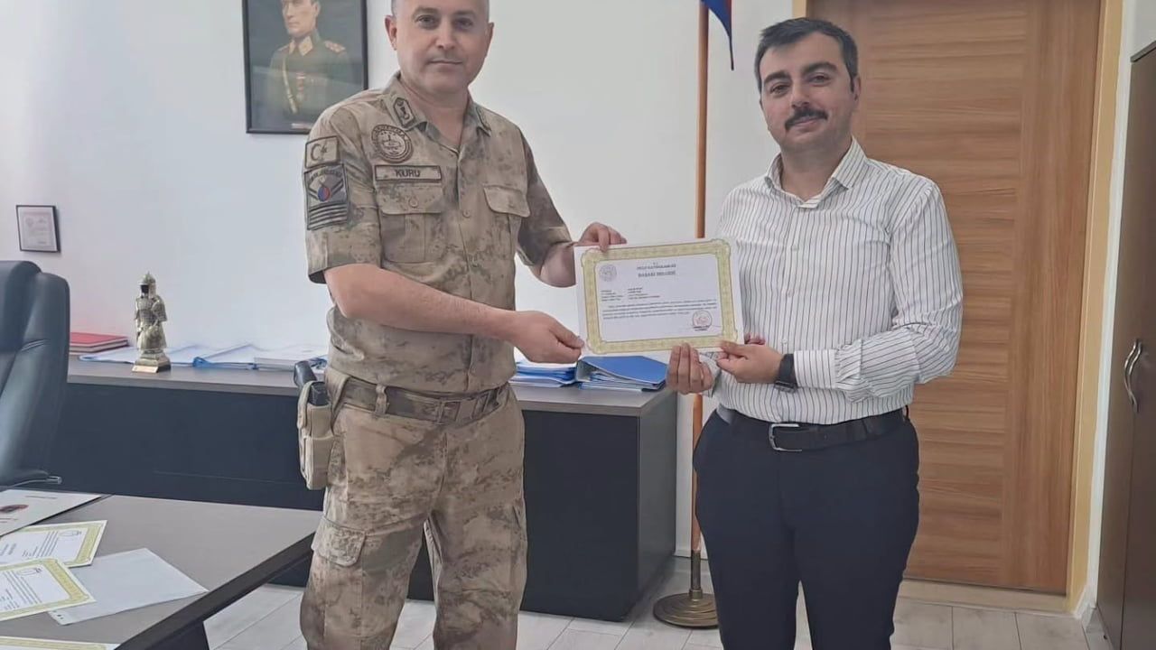 Dicle kaymakamı Atış’tan jandarma personeline başarı belgesi