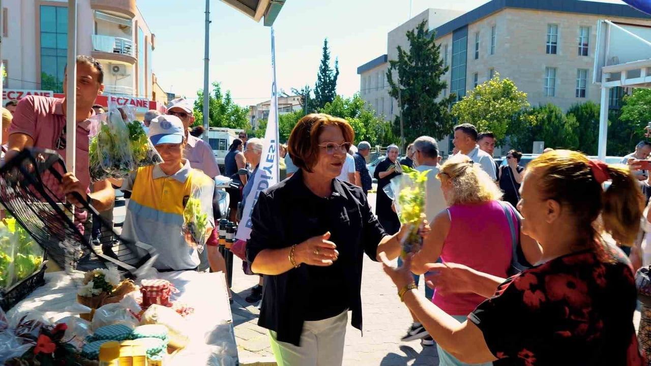 Didim Belediyesi Çarşamba Pazarı'nda ücretsiz fide dağıttı
