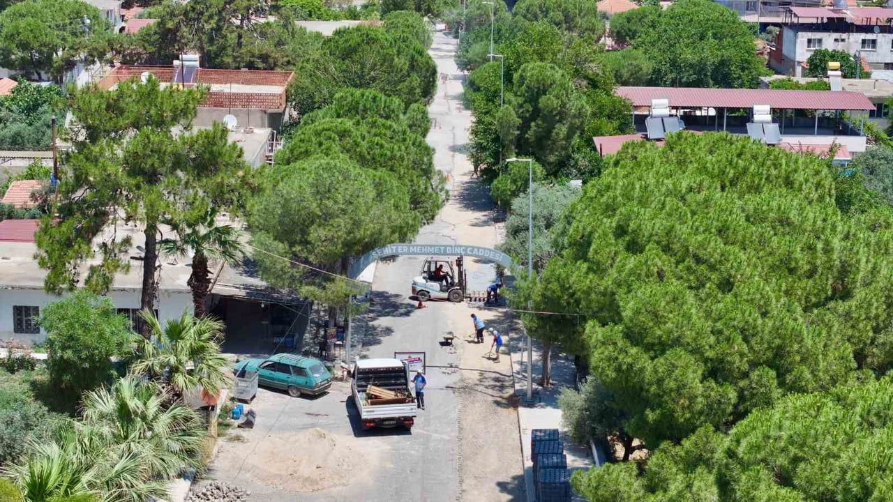 Didim'de Balat Mahallesi'nde Taş Döşeme Çalışmaları Sürüyor