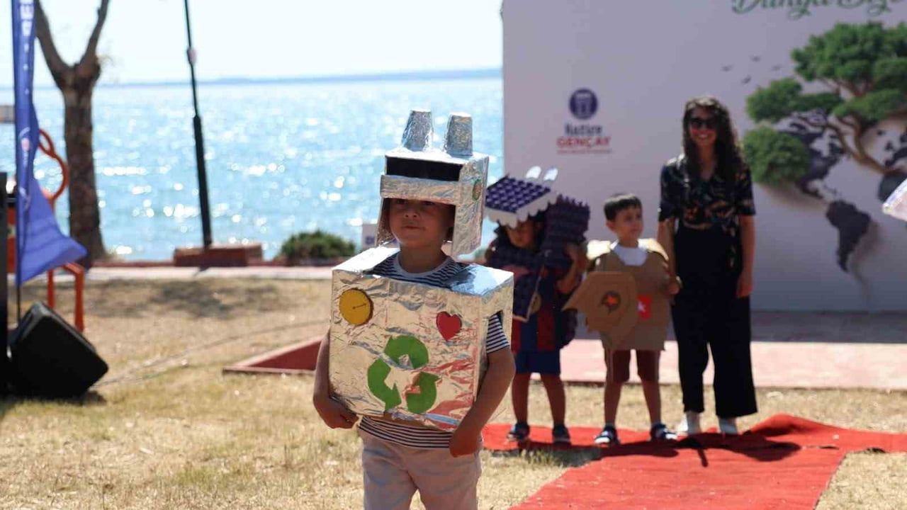 Didim'de minik tasarımcılar geri dönüşüm defilesiyle çevre bilincini güçlendirdi