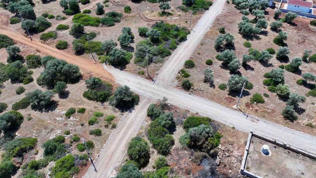 Didim'de üstyapı çalışmaları Akyeniköy Mahallesi Balova Mevkii'nde sürüyor