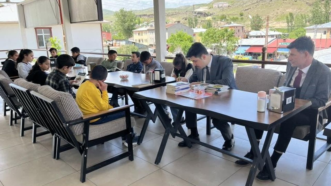 Digor Kaymakamı Ahmed Tayyib Kahraman, Türkmeşen Köyü İlkokulu tiyatro ekibini kutladı