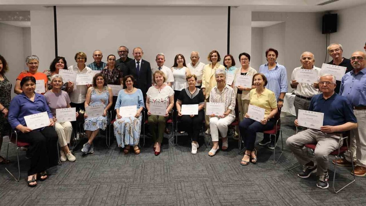 Dijital yetkinler kursunu tamamlayan 29 emektar Denizli'de sertifikalarını aldı