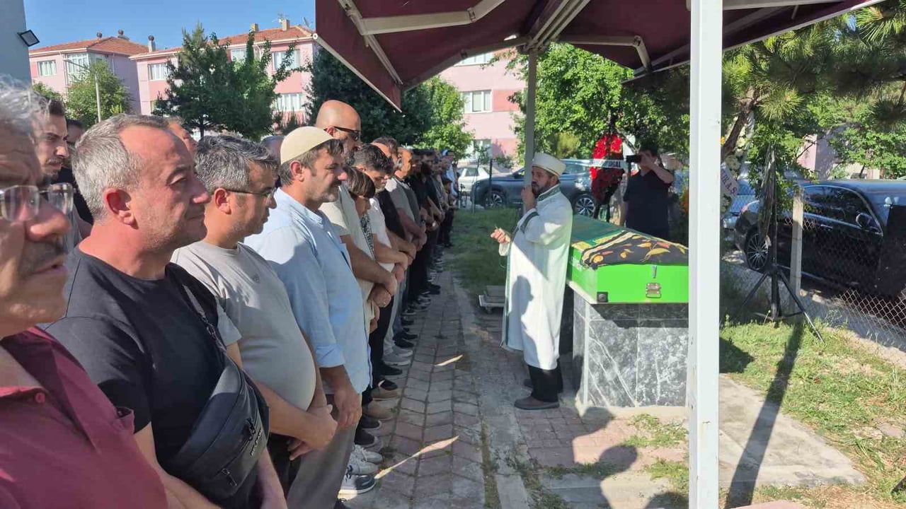 Dilek Cesur’un annesi Arife Kıray Eskişehir’de toprağa verildi