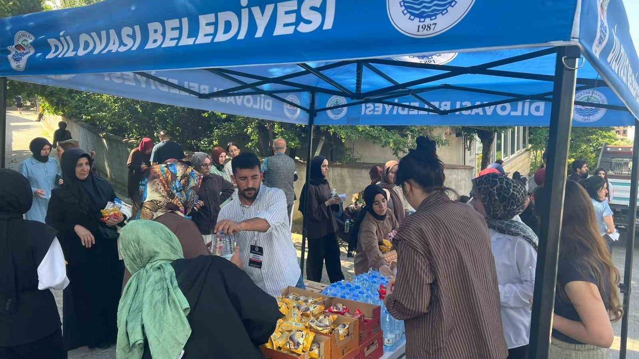 Dilovası belediye başkanı öğrencileri makam aracıyla sınav merkezlerine ulaştırdı