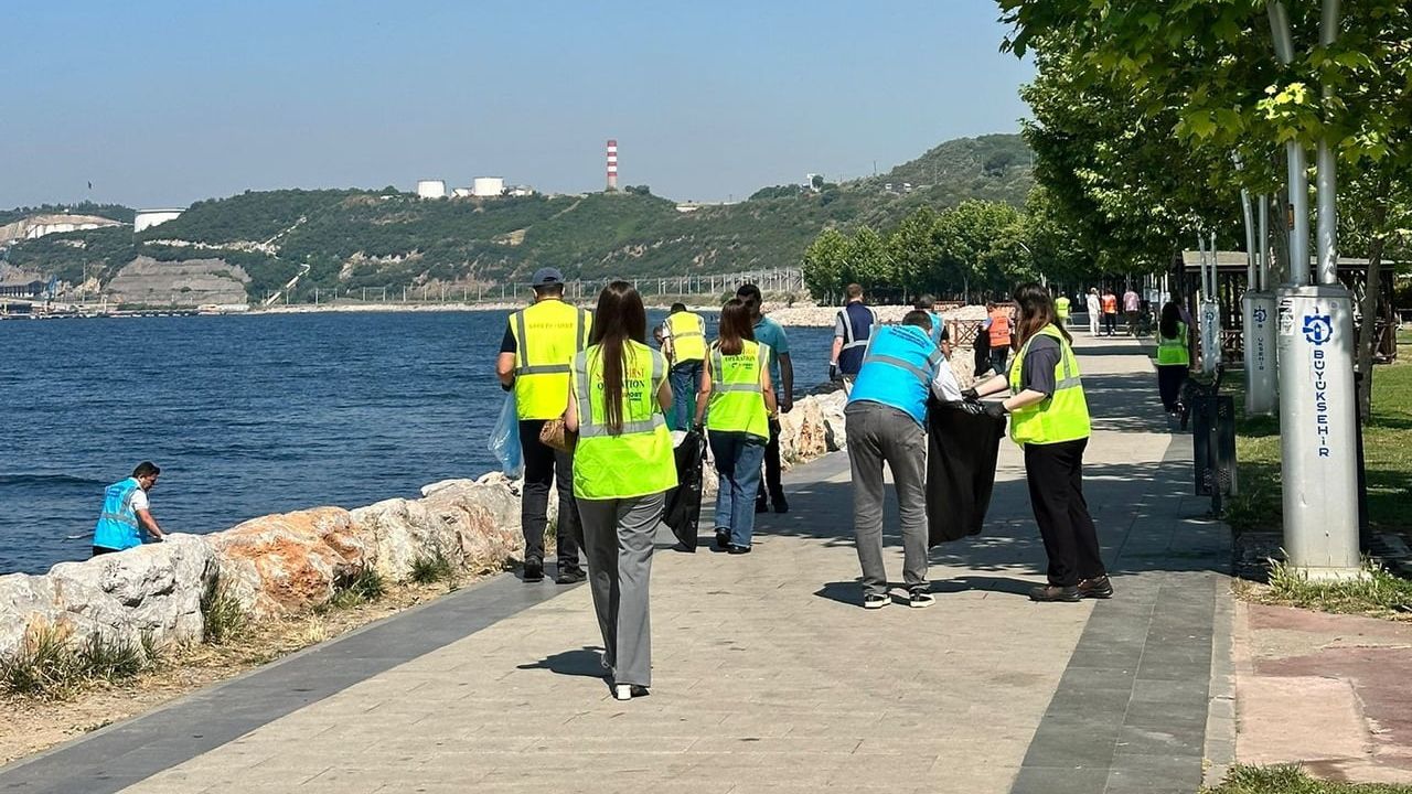 Dilovası'nda Tavşancıl Sahili'nde Marmara Denizi için sahil temizliği ve farkındalık programı