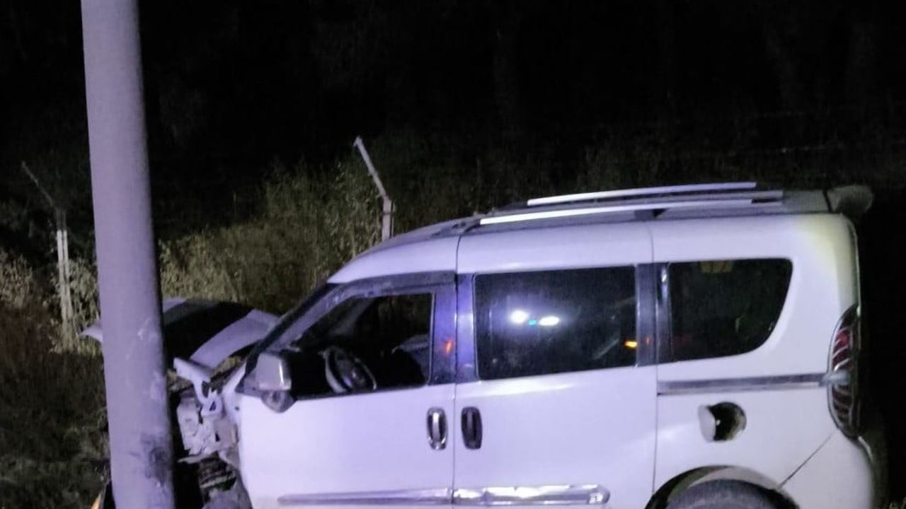 Direğe çarpan hafif ticari aracın sürücüsü yaralandı