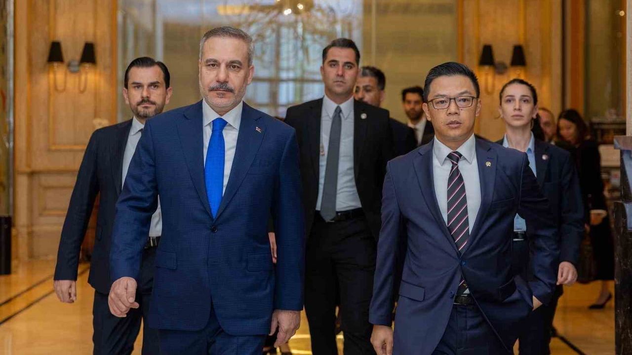 Dışişleri Bakanı Hakan Fidan Jakarta'da Endonezyalı Mevkidaşı Sugiono ile Görüştü