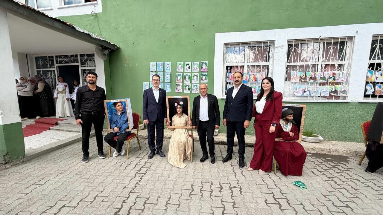 Diyadin Atatürk Ortaokulu'nda öğrenci eserleri sergilendi