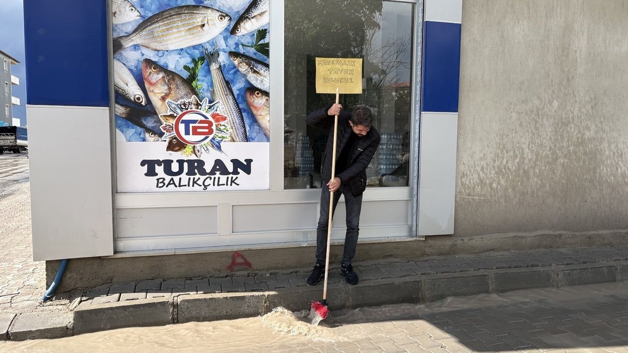 Diyadin’de sağanak sonrası cadde ve sokaklarda su birikintileri oluştu